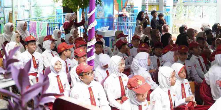 Pelajar SD saat mengikuti kegiatan sekolah dan akan PJJ karena kabut asap dampak Karhutla. (foto : shn/seputaran)