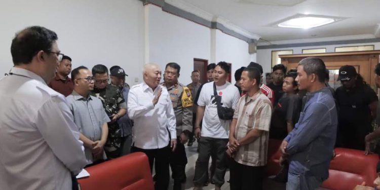 Gubernur Kalsel H Muhidin saat berbincang dengan korban selamat insiden KM Virgo Transport 8. (foto : Adpim Kalsel)