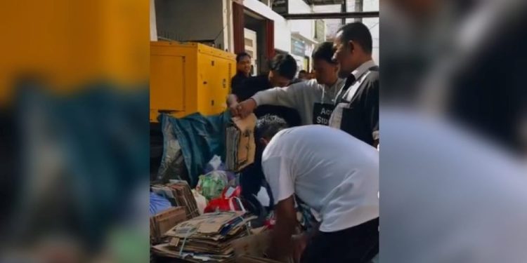 ASN Bagian Umum Setdako Banjarmasin saat setorkan sampah ke Bank Sampah. (foto : shn/seputaran)