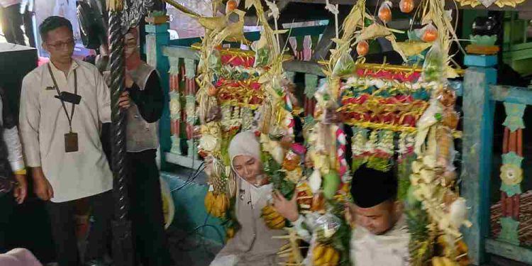 Wakil Walikota Banjarmasin Hj Ananda saat ikut tradisi Baayun Maulid. (foto : shn/seputaran)