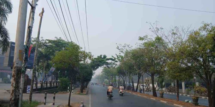 Cuaca terik kemarau bercampur kabut asap di Banjarmasin. (foto : shn/seputaran)