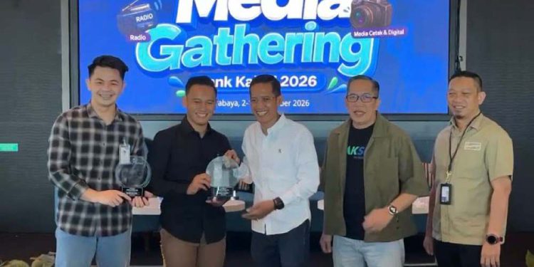 Penyerahan apresiasi dari Direktur Operasional Bank Kalsel. (foto : smr/seputaran)