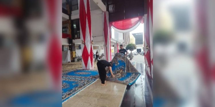 Bagian Umum Setdako Banjarmasin saat menyiapkan karpet untuk kegiatan Banjarmasin Bershalawat. (foto : shn/seputaran)