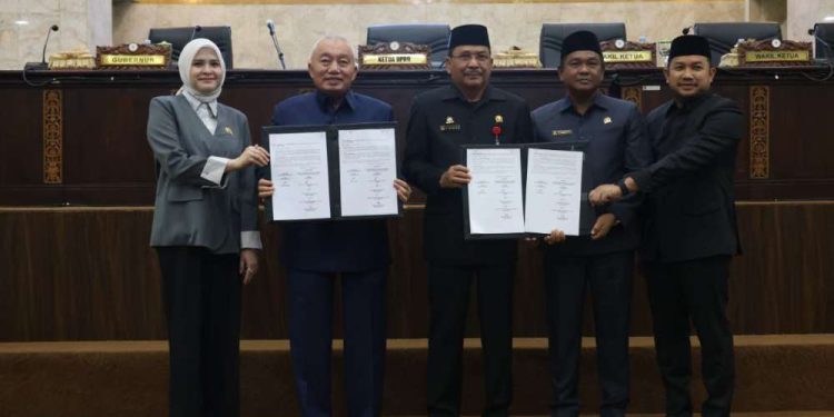 Gubernur Kalsel H Muhidin dan pimpinan DPRD Kalsel tunjukan dokumen APBD Perubahan foto bersama di sela paripurna. (foto : adpim kalsel)