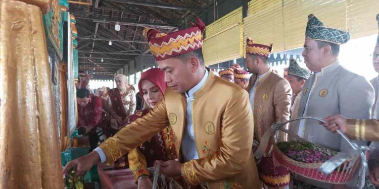Walikota Banjarmasin HM Yamin dan istri Hj Neli Listriani saat ziarah dan tabur bunga ke Makam Sultan Suriansyah. (foto : shn/seputaran)
