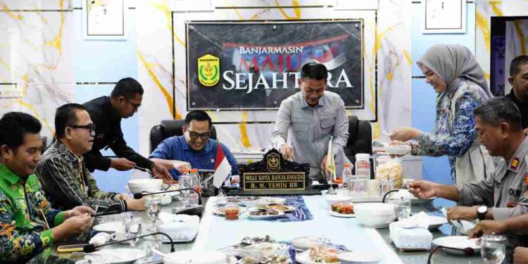 Ketua Komisi II DPR RI, Muhammad Rifqinizamy Karsayuda saat menikmati kuliner khas Banjar yang disuguhkan Pemko Banjarmasin. (foto : shn/seputaran)
