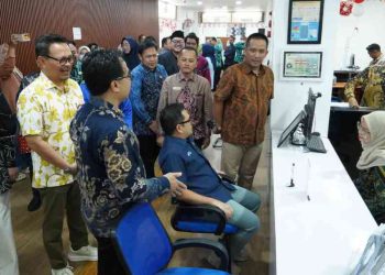 Ketua Komisi II DPR RI dan Wakil Ketua Ombudsman Tinjau MPP Banjarmasin, Sampaikan GNPP 24/7