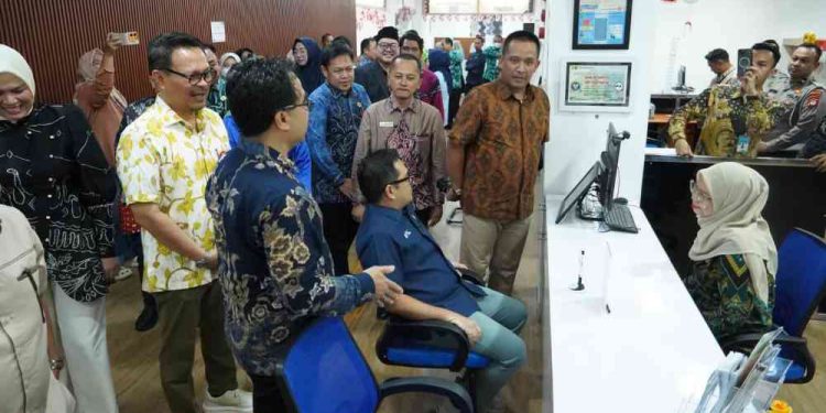 Ketua Komisi II DPR RI dan Wakil Ketua Ombudsman RI saat berkunjung ke MPP Banjarmasin. (foto : shn/seputaran)