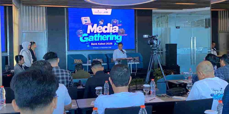 Direktur Operasional Bank Kalsel Iwan saat membuka Media Gathering dengan tema kecerdasan buatan AI. (foto : smr/seputaran)