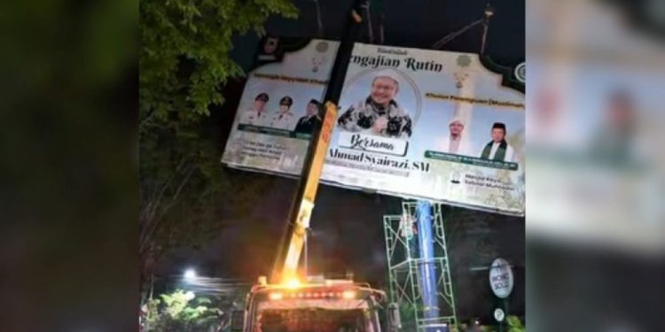 Penertiban papan reklame yang dilakukan Satpol PP Banjarmasin. (foto : shn/seputaran)