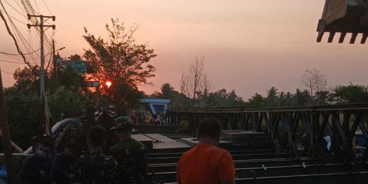Pengerjaan jembatan sementara untuk mengganti jembatan Saka Harang Mantuil yang ambruk. (foto : shn/seputaran)