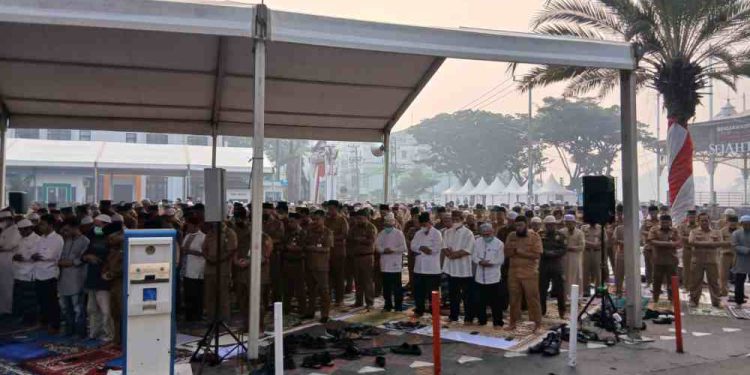 Pelaksanaan salat Istisqa di halaman Balai Kota Banjarmasin. (foto : shn/seputaran)