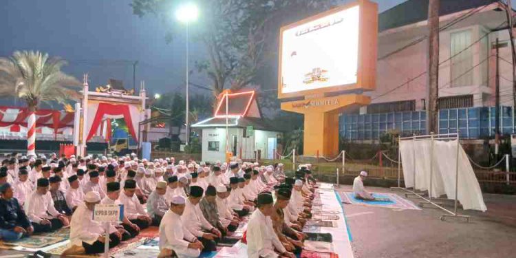 Salat berjamaah yang digelar di Halaman Balai Kota Banjarmasin. (foto : shn/seputaran)