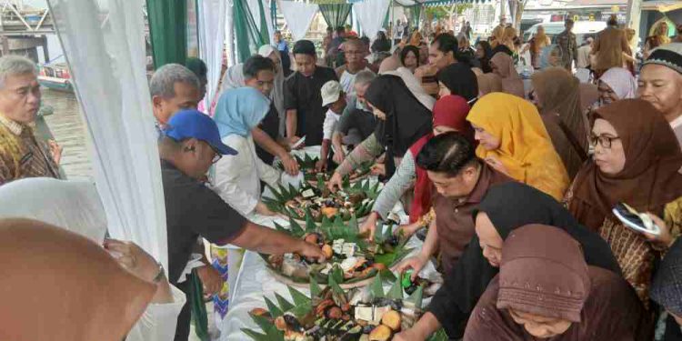 Peziarah makam Sultan Suriansyah saat menikmati sajian 41 macam wadai Banjar. (foto : shn/seputaran)