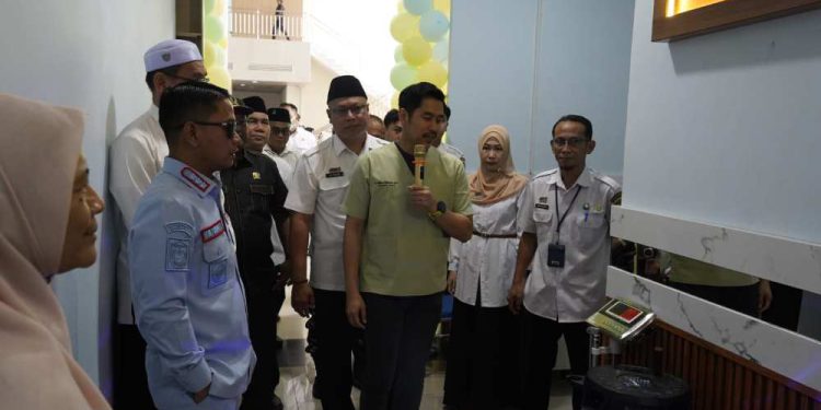 Walikota Banjarmasin HM Yamin meninjau ruangan Orthopedi RSUD Sultan Suriansyah usai peresmian. (foto : shn/seputaran)