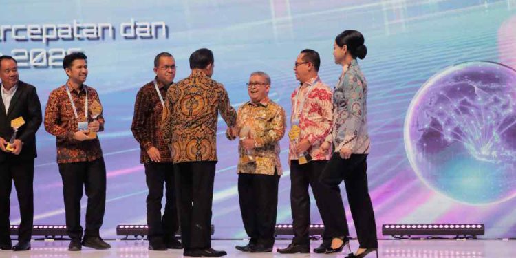 Asisten II Bidang Perekonomian dan Pembangunan Setda Provinsi Kalsel Ariadi Noor saat menerima penghargaan. (foto : adpim kalsel)