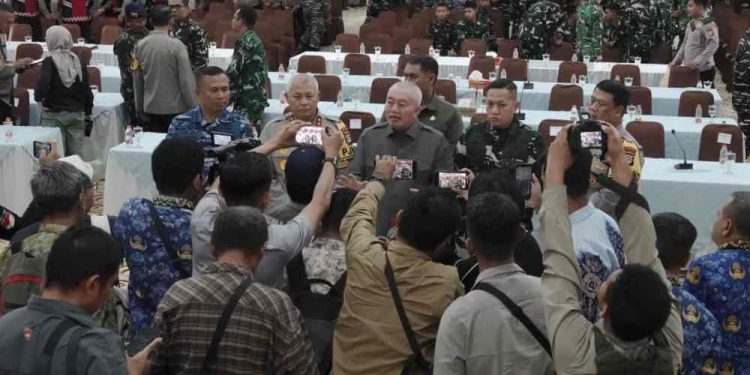 Gubernur Kalsel H Muhidin diwawancara wartawan usai Rakor Karhutla dan kekeringan. (foto : adpim kalsel)