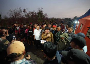 Gubernur H Muhidin Temui Relawan, Tinjau Langsung Penanganan Karhutla