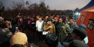 Gubernur H Muhidin Temui Relawan, Tinjau Langsung Penanganan Karhutla