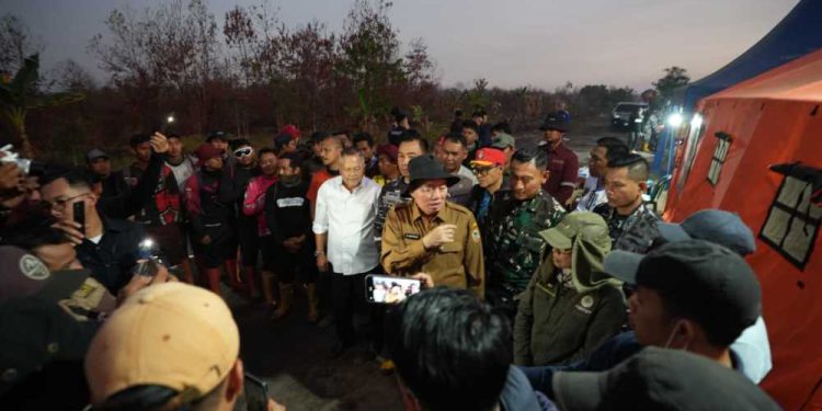Gubernur Kalsel H Muhidin temui relawan saat turun meninjau penanganan Karhutla di kawasan Hutan Lindung Liang Anggang, Banjarbaru. (foto : adpim kalsel)