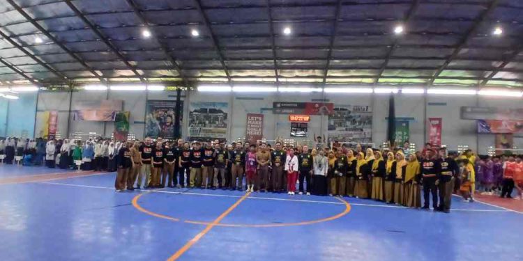 Peserta Forseni Bamara Disdik Banjarmasin saat foto bersama di acara pembukaan. (foto : shn/seputaran)