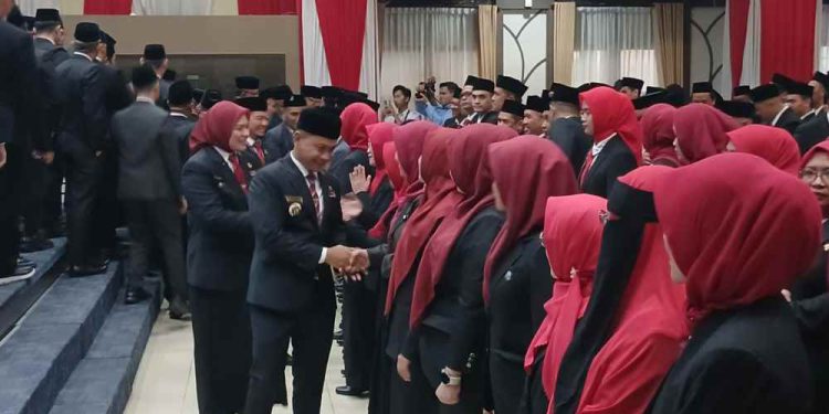 Walikota Banjarmasin HM Yamin menyalami pejabat Pemko Banjarmasin yang baru dilantik. (foto : shn/seputaran)