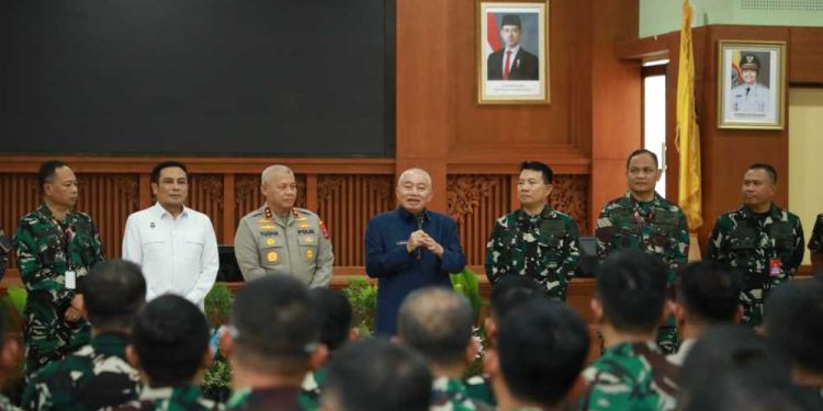 Gubernur Kalsel H Muhidin saat menyambut Pasis Seskoau. (foto : adpim kalsel)