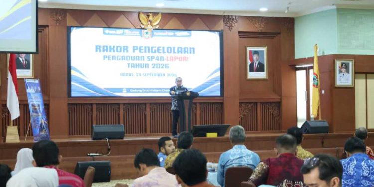 Sekdaprov Kalsel HM Syarifuddin saat memberikan sambutan pada Rakor. (foto : adpim kalsel)