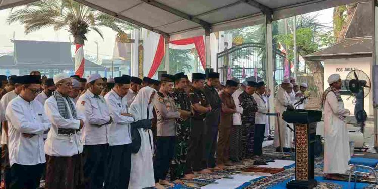 Salat Istisqa yang digelar di halaman Balai Kota Banjarmasin. (foto : shn/seputaran)