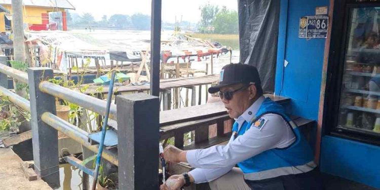 Dirut PAM Bandarmasih Zulbadi saat mengecek air ledeng pelanggan di kawasan Pulau Bromo. (foto : shn/seputaran)