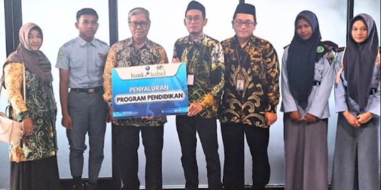 Penyerahan bantuan pendidikan Bank Kalsel secara simbolis kepada penerima. (foto : bank kalsel)