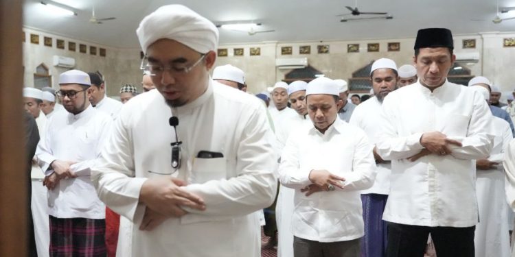 Bupati Tapin H Yamani ikut salah berjamaah sebagai bentuk rasa syukur atas kemerdekaan RI. (foto : istimewa)