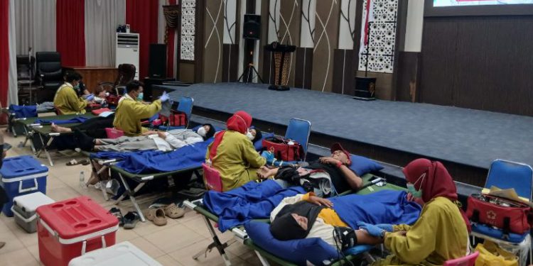 Kegiatan Donor Darah dalam rangka HUT ke-81 PMI di Balai Kota Banjarmasin. (foto : shn/seputaran)