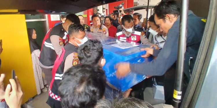 Proses evakuasi pemulangan jenazah korban insiden KMP Virgo Transport 8. (foto : shn/seputaran)