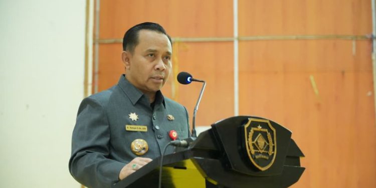 Bupati Tapin H Yamani saat memberikan petuah dan nasihat kepada PPPK di saat orientasi. (foto : istimewa)