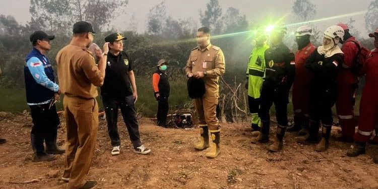 Wagub Kalsel Hasnuryadi Sulaiman bersama tim Hasnur Group memantau proses pemadaman Karhutla di kawasan Guntung Damar, Banjarbaru. (foto : istimewa)