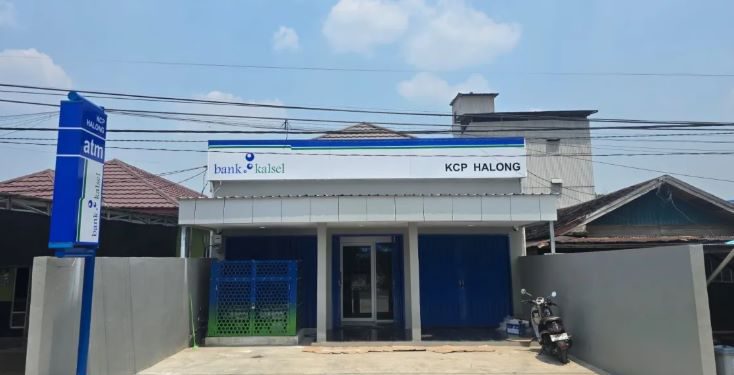 KCP Halong beralamat di Jalan Datuk Kandang H, Baruh Panyambaran, Kecamatan Halong, Kabupaten Balangan. (foto : bank kalsel)