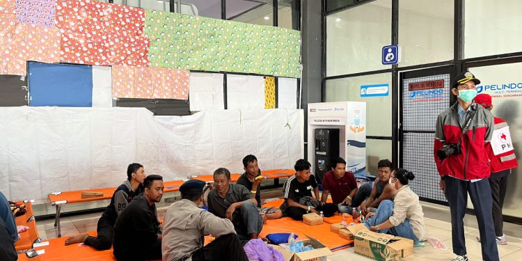 Korban KM Virgo Transport 8 yang selamat saat mendapat penanganan medis di Pelabuhan Trisakti. (foto : shn/seputaran)
