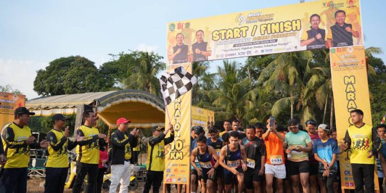 Bupati Tapin H Yamani mengibarkan bendera start Lomba Lari Maraton 10 K. (foto : istimewa)