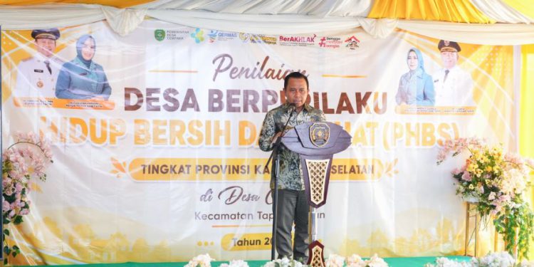 Bupati Tapin H Yamani saat memberikan apresiasi kepada Desa Cempaka karena masuk dalam Penilaian Desa/Kelurahan PHBS Tingkat Provinsi Kalsel. (foto : istimewa)