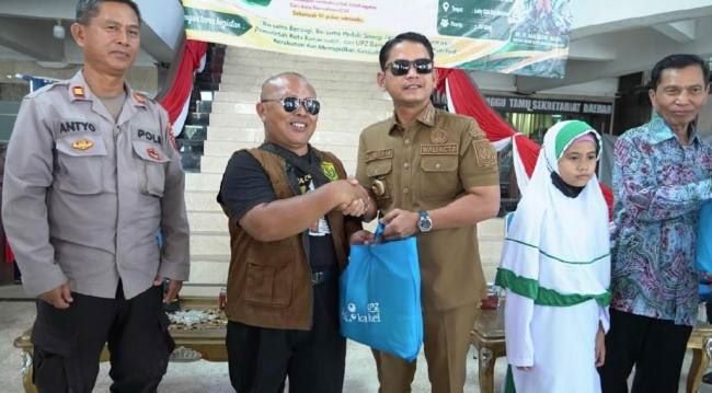 Walikota Banjarmasin HM Yamin saat mewakili menyerahkan paket sembako gratis kepada warga yang membutuhkan. (foto : istimewa)