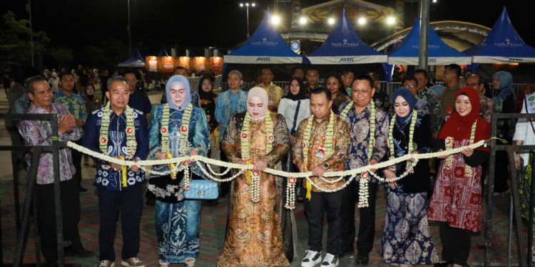 Sekdaprov HM Syarifuddin didampingi Ketua DWP Kalsel Hj Masrupah Syarifuddin bersama Bupati Tapin Yamani dan jajaran meresmikan Bazar UMKM melalui prosesi pemotongan pita di pembukaan Tapin Art Fest 2026. (foto : istimewa)