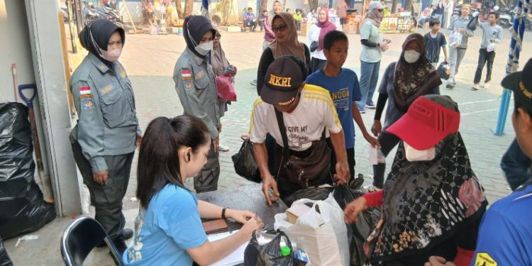 Peserta saat menyerahkan ratik (sampah) plastik kepada panitia di sela aksi jalan santai. (foto : shn/seputaran)