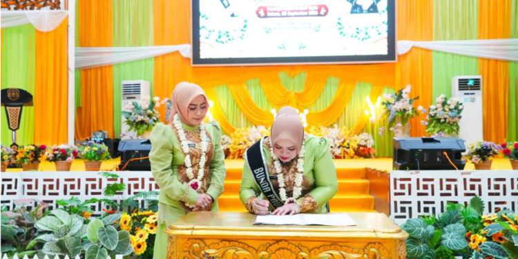 Bunda PAUD Tapin Hj Farida Yamani tandatangan dokumen pada  kegiatan Advokasi Bunda PAUD dan Sosialisasi Penerapan Aplikasi PIJAR se-Tapin. (foto : istimewa)