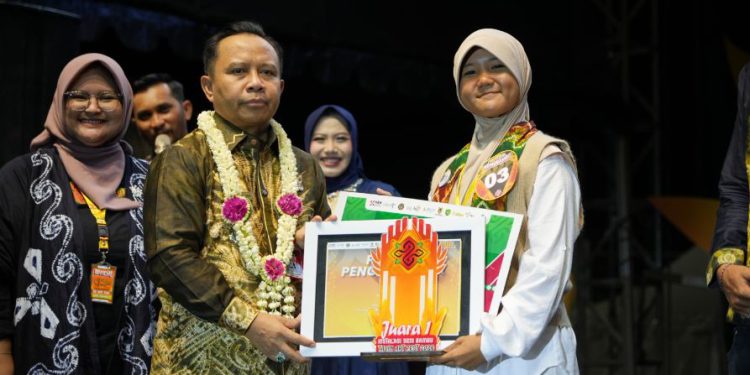 Bupati Tapin H Yamani saat menyerahkan penghargaan kepada peserta Tapin Art Fest 2026 di malam penutupan. (foto : istimewa)