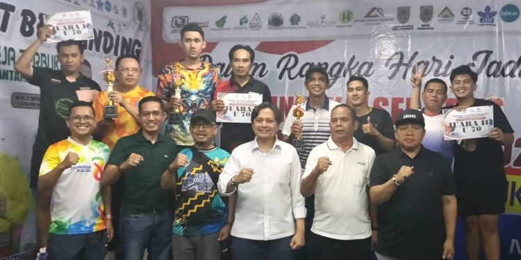 Wagub Kalsel H Hasnuryadi Sulaiman dan Direktur Operasional Bank Kalsel Iwan saat hadir dalam pembagian piala kepada pemenang Turnamen Tenis Meja DPRD Kalsel. (foto : istimewa)