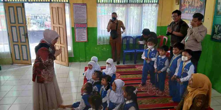 Bunda PAUD Banjarmasin Neli Listriani saat kunjungan ke TK Negeri Pembina Banjarmasin  Tengah dalam rangka program PAUD HI. (foto : shn/seputaran)