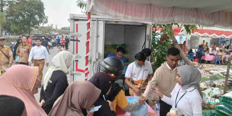 Warga saat menebus paket di Pasar Murah yang digelar Disperindagin Banjarmasin. (foto : shn/seputaran)