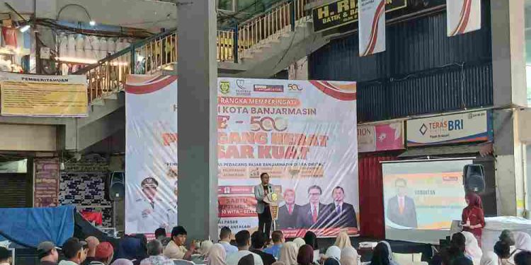 Wakil Walikota Banjarmasin Hj Ananda memberikan sambutan pada pelatihan digitalisasi pedagang Pasar Sentra Antasari. (foto : shn/seputaran)