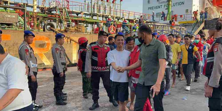 Penumpang KM Virgo Transport 8 yang selamat saat dievakuasi dan tiba di Pelabuhan Trisakti Banjarmasin. (foto : shn/seputaran)